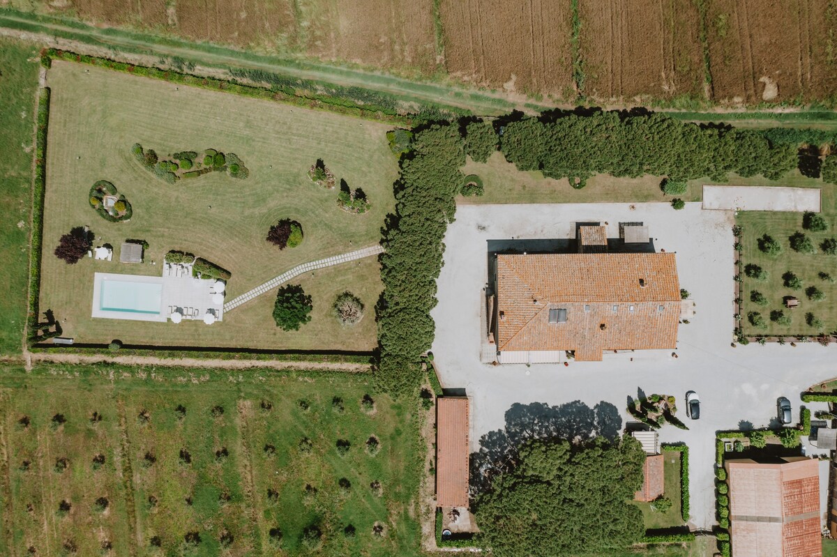 Farmhouse Tuscany | Modern family house with pool