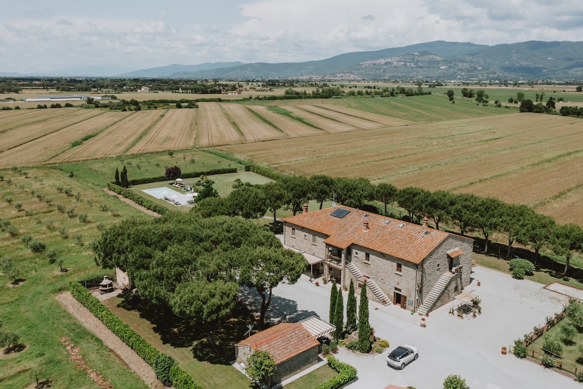 Farmhouse Tuscany | Modern family house with pool