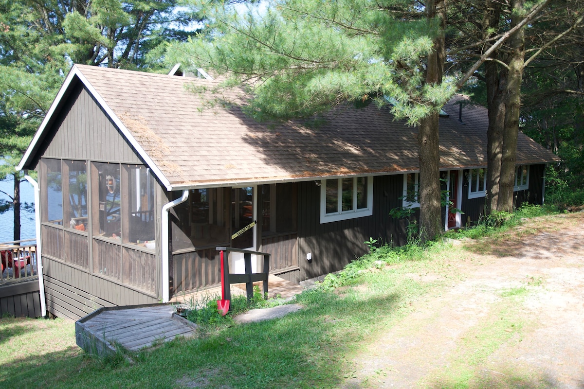 Charming 4 Season Cottage on Lake Joe in Muskoka