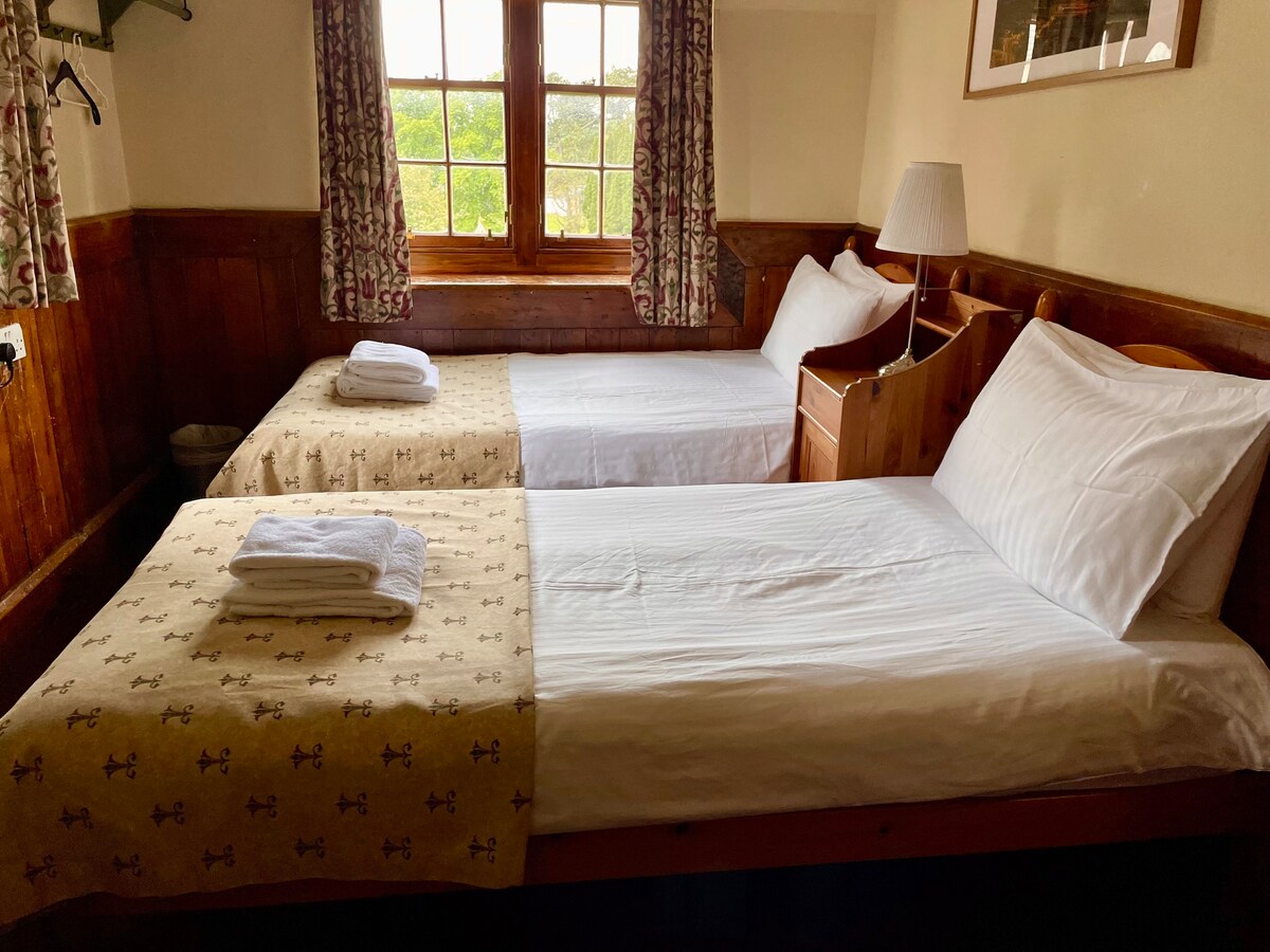 Twin Room En-suite - Cathedral Guest House