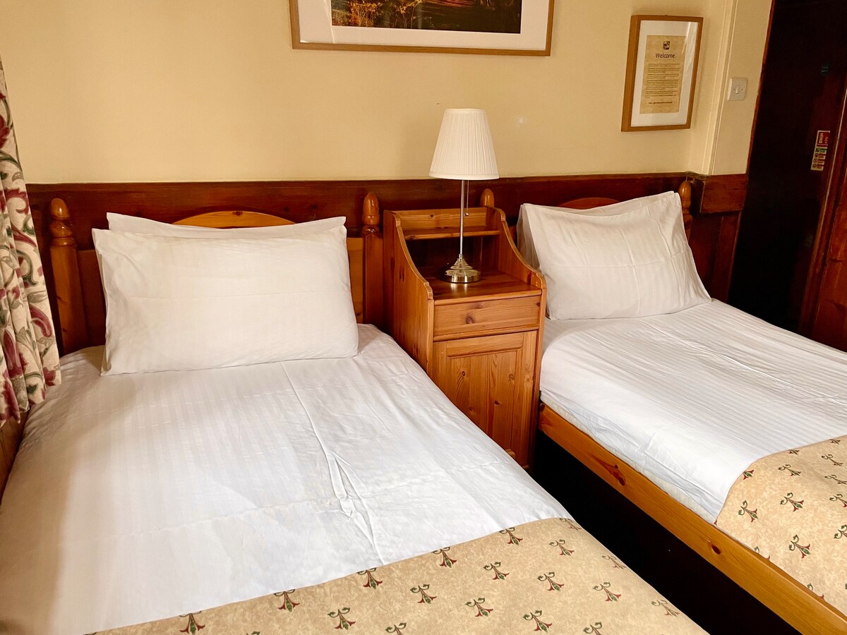 Twin Room En-suite - Cathedral Guest House