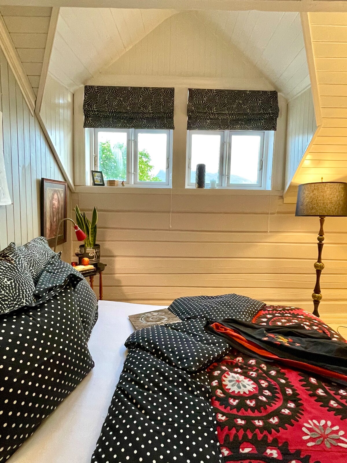 海滨别墅。两间独特的房间，四张床。海景