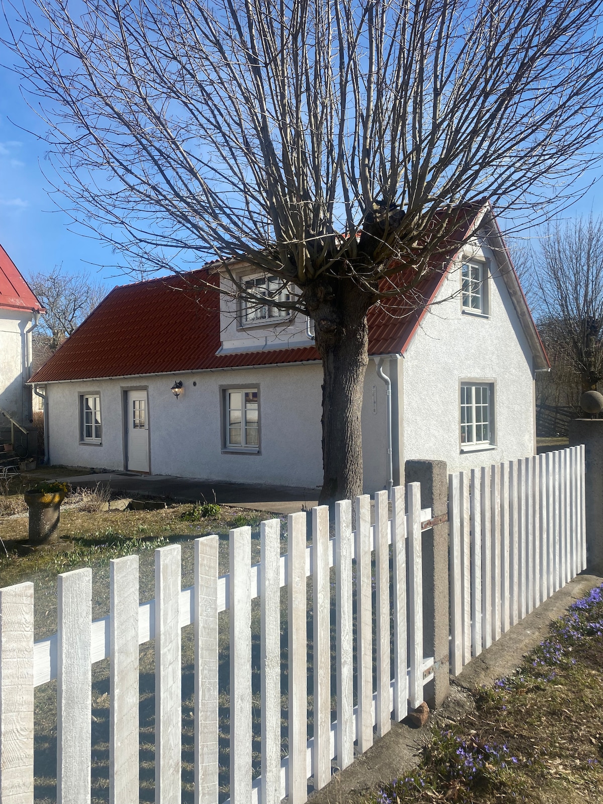 Gårdshus i lantlig miljö på Gotland