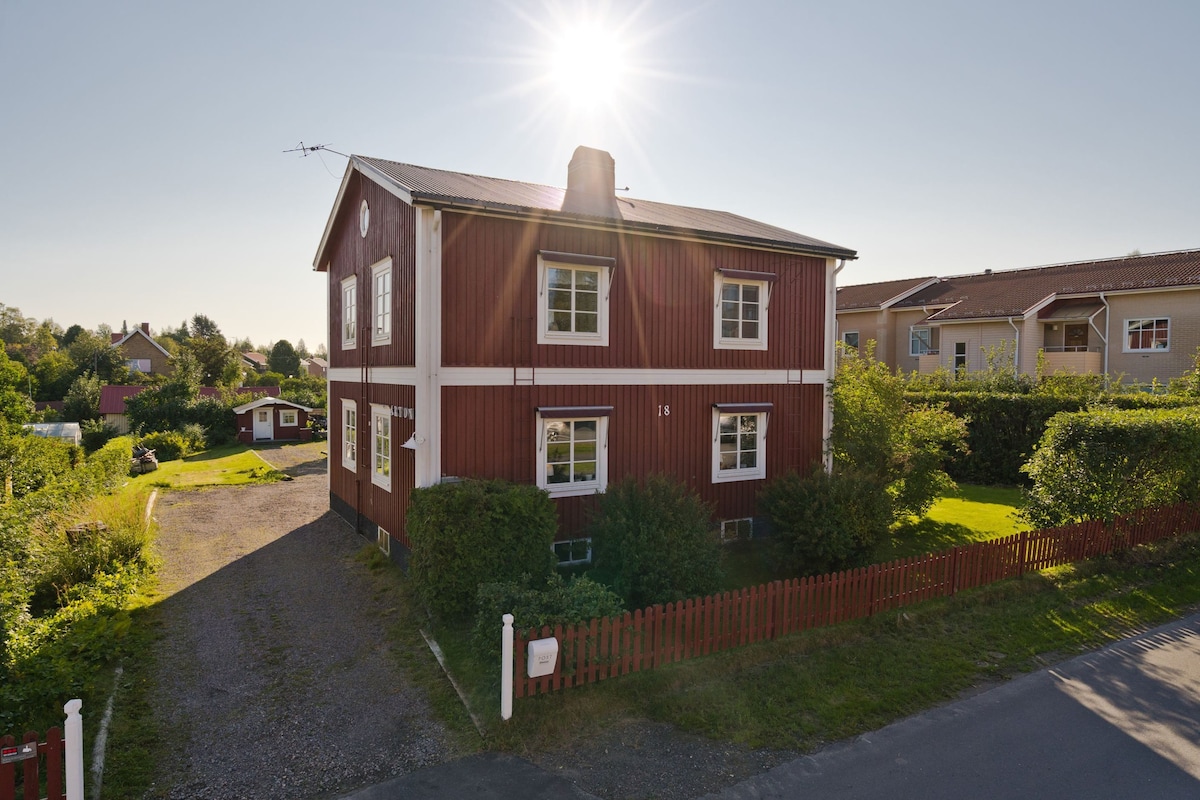 位于Skellefteå的中央大别墅，带有自己的花园
