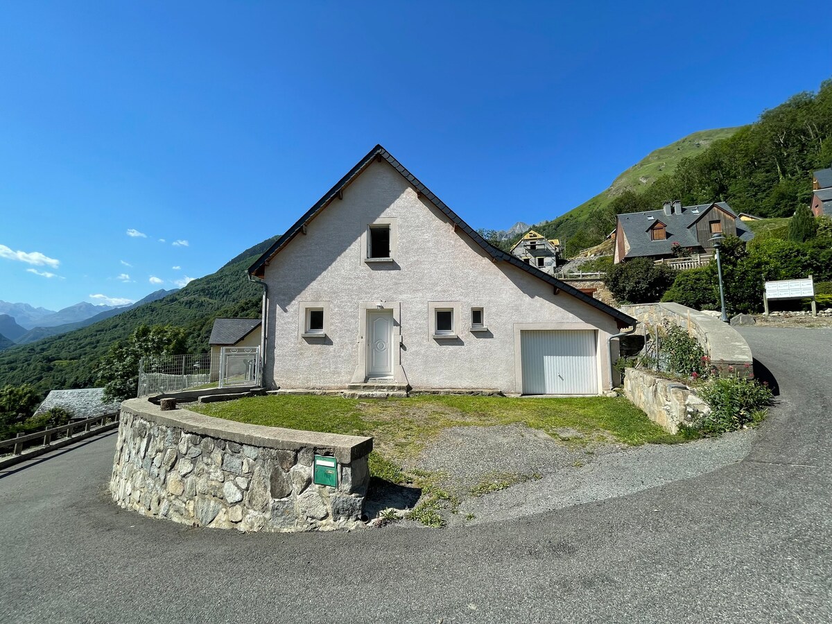 Maison : Vue panoramique sur la vallée / Grust-Luz