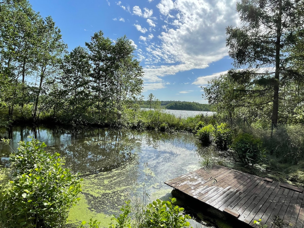 Dom na Mazurach z linią brzegową