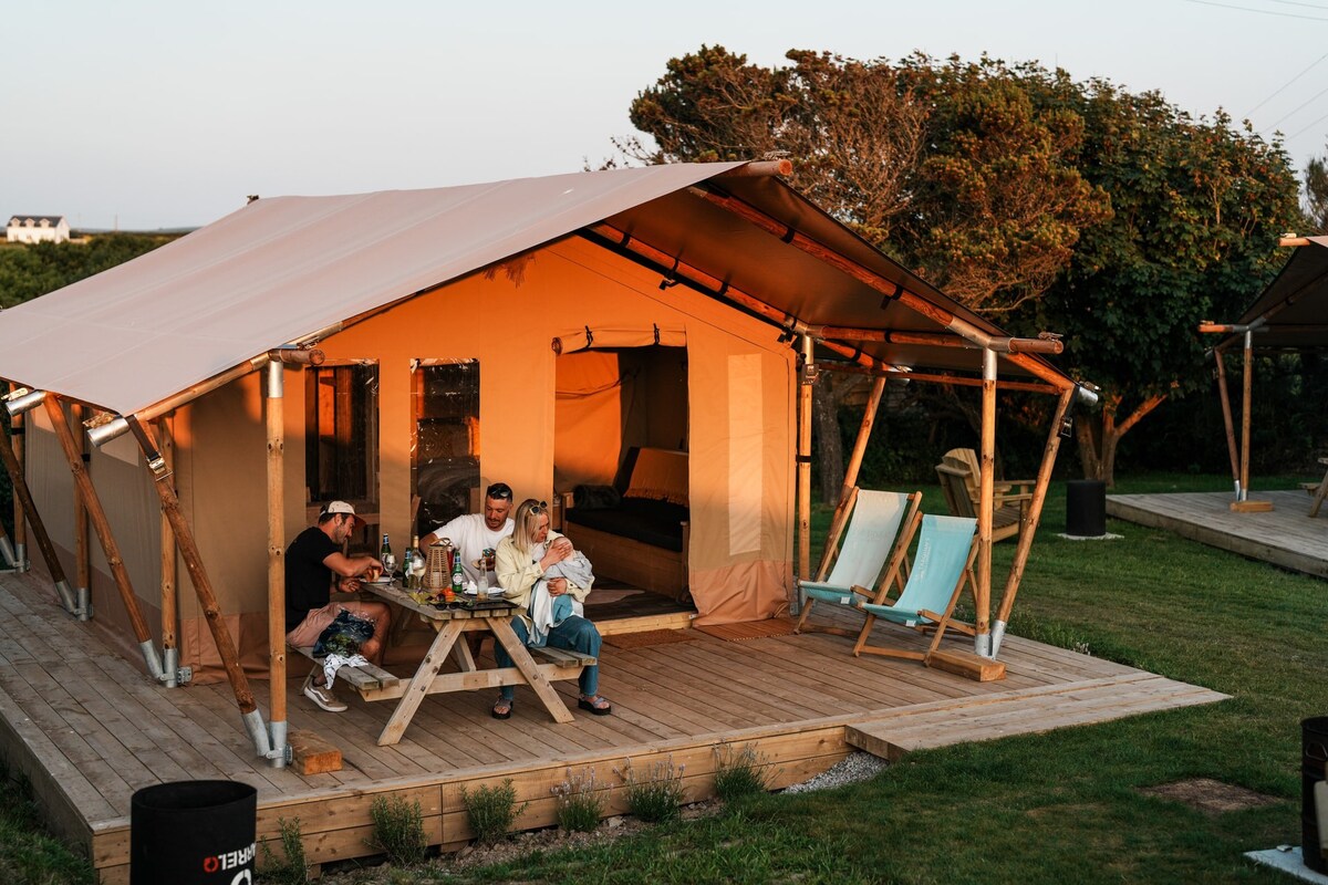 Stylish Safari Tent Lodge 'Trevone'