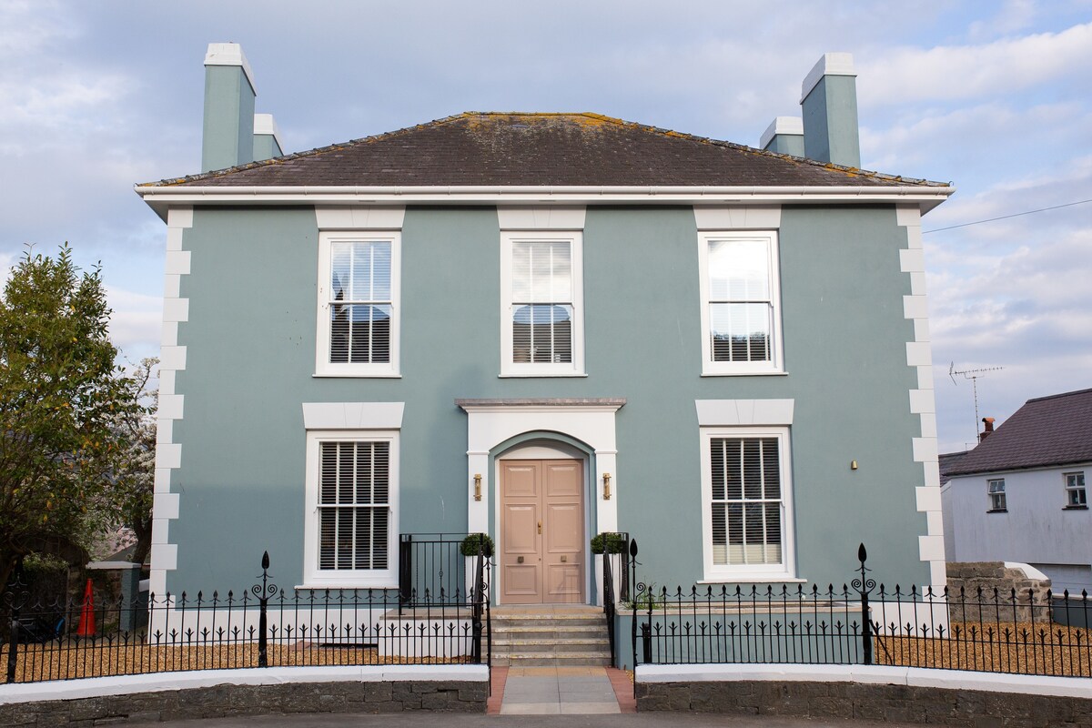 Salthouse 2 bedroom apartment heart of Aberaeron