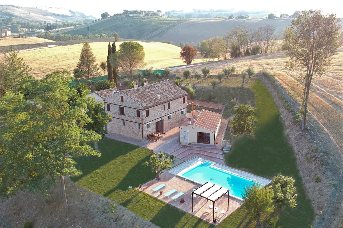 Villa Roberto-With heated pool in Marche region