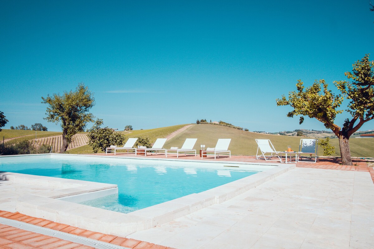 Villa Roberto-With heated pool in Marche region