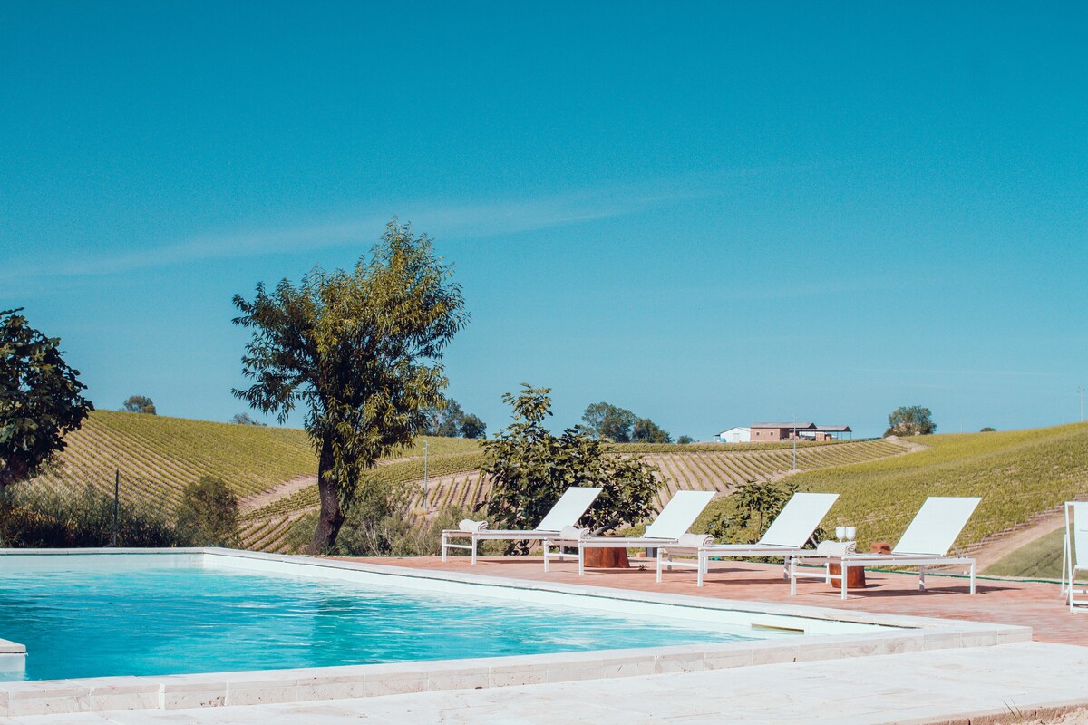 Villa Roberto-With heated pool in Marche region