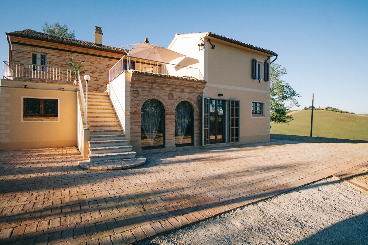 Villa Roberto-With heated pool in Marche region