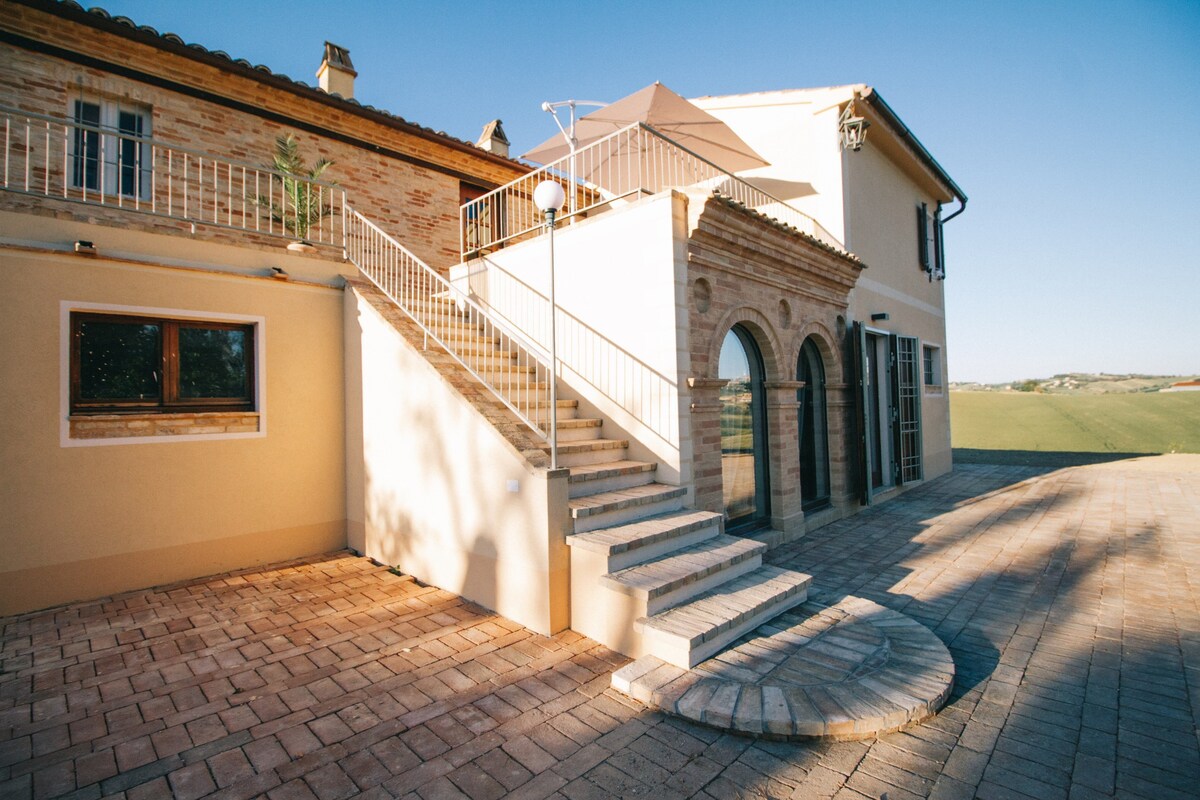 Villa Roberto-With heated pool in Marche region