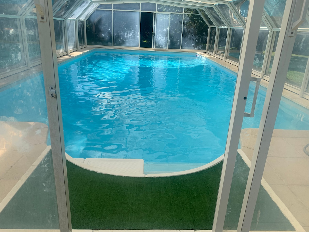 Joli studio tout équipé avec grande piscine .