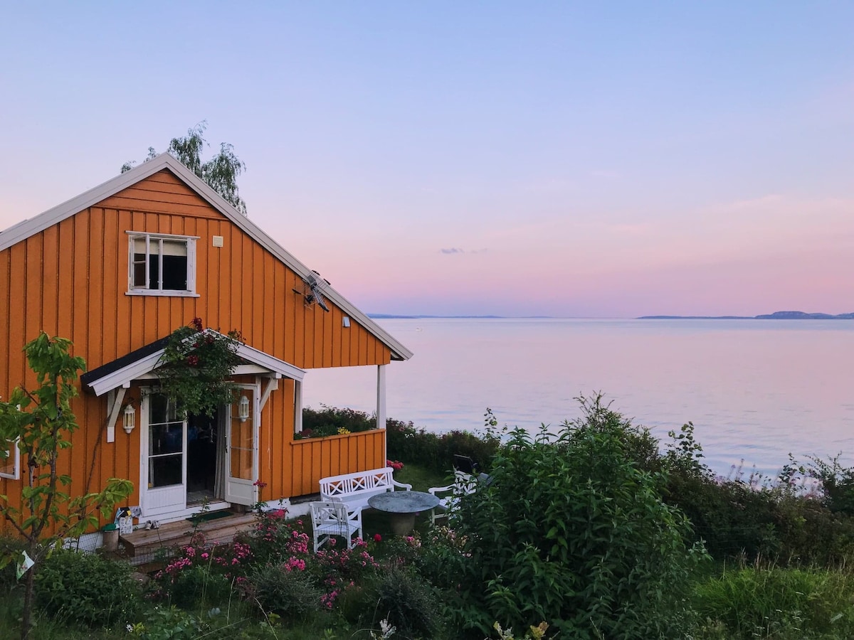 Idyllisk sommerhytte med privat strand og brygge