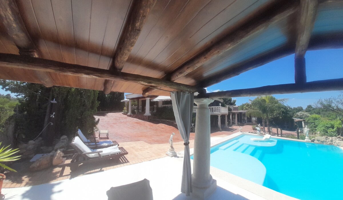 Chalet con Piscina privada, para 3 Personas.-