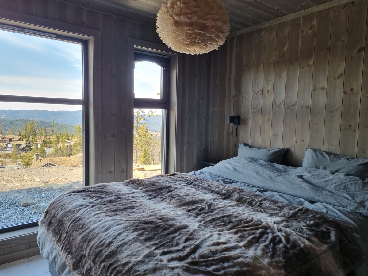 Stor nybygd hytte med panoramautsikt og jacuzzi