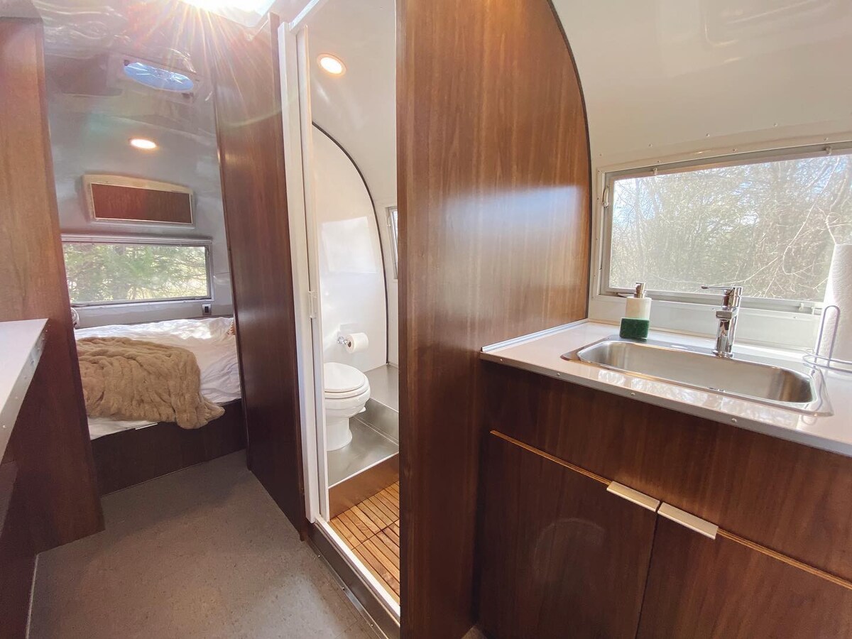 Vintage renovated Airstream with resort amenities