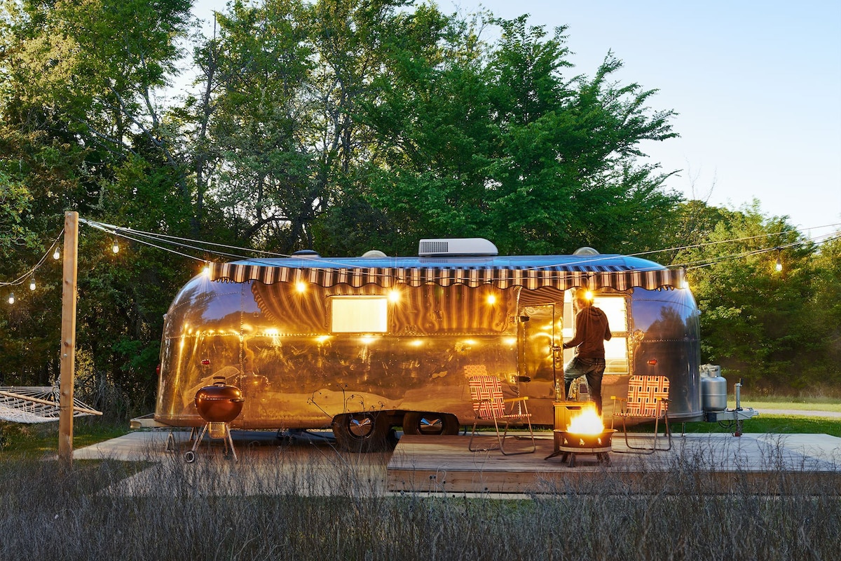 Vintage renovated Airstream with resort amenities