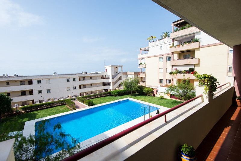 Apartamento con piscina a 200 m de la playa.