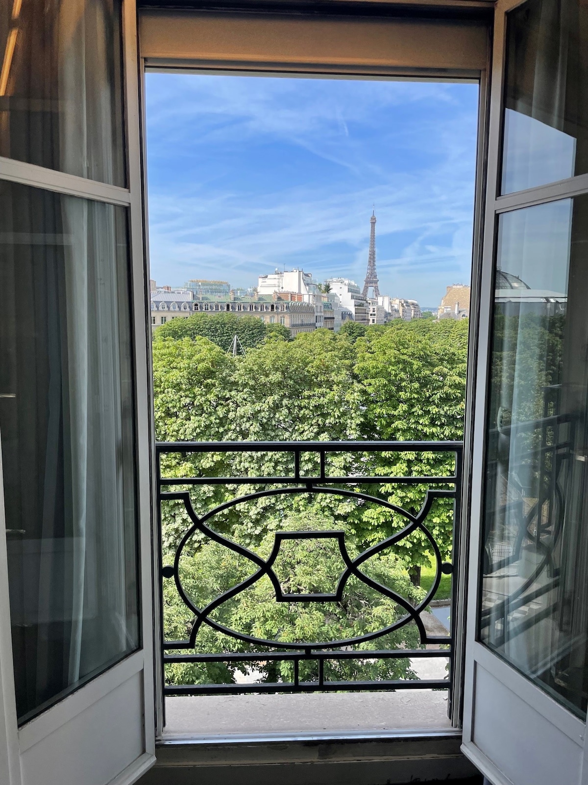 巴黎-香榭丽舍大街迷人景色埃菲尔铁塔