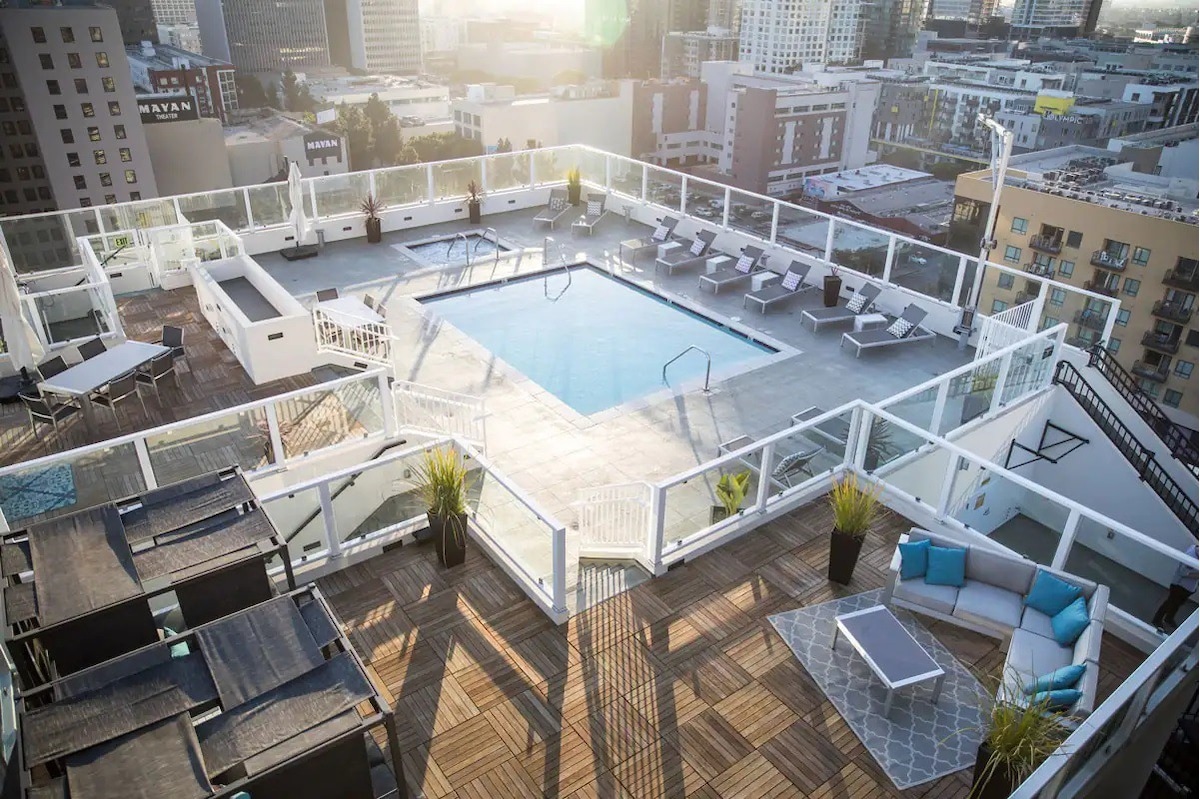 带屋顶泳池的时尚现代工业公寓