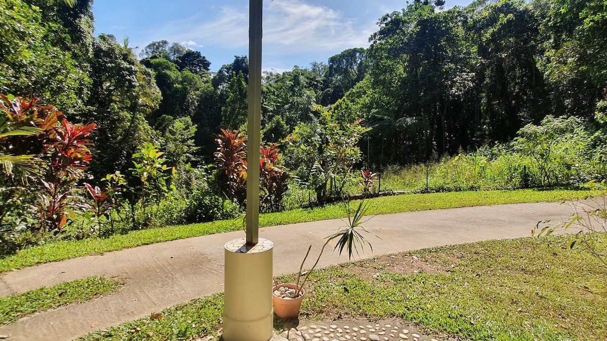 带办公桌空间的私人雨林生态小屋