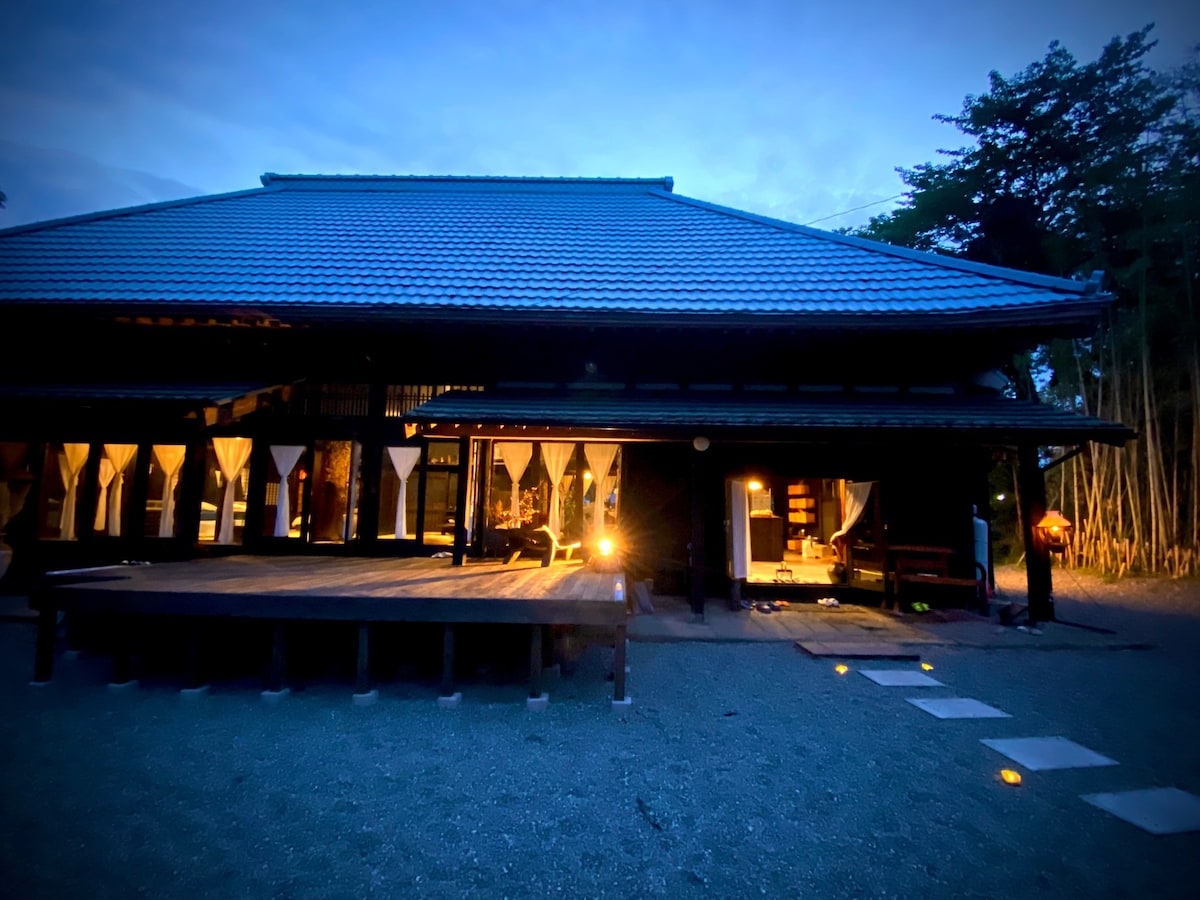 传统日式房屋蓝月别墅