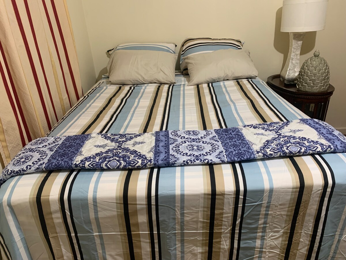 宽敞可爱的卧室，适合您入住，位于布朗克斯1号房间