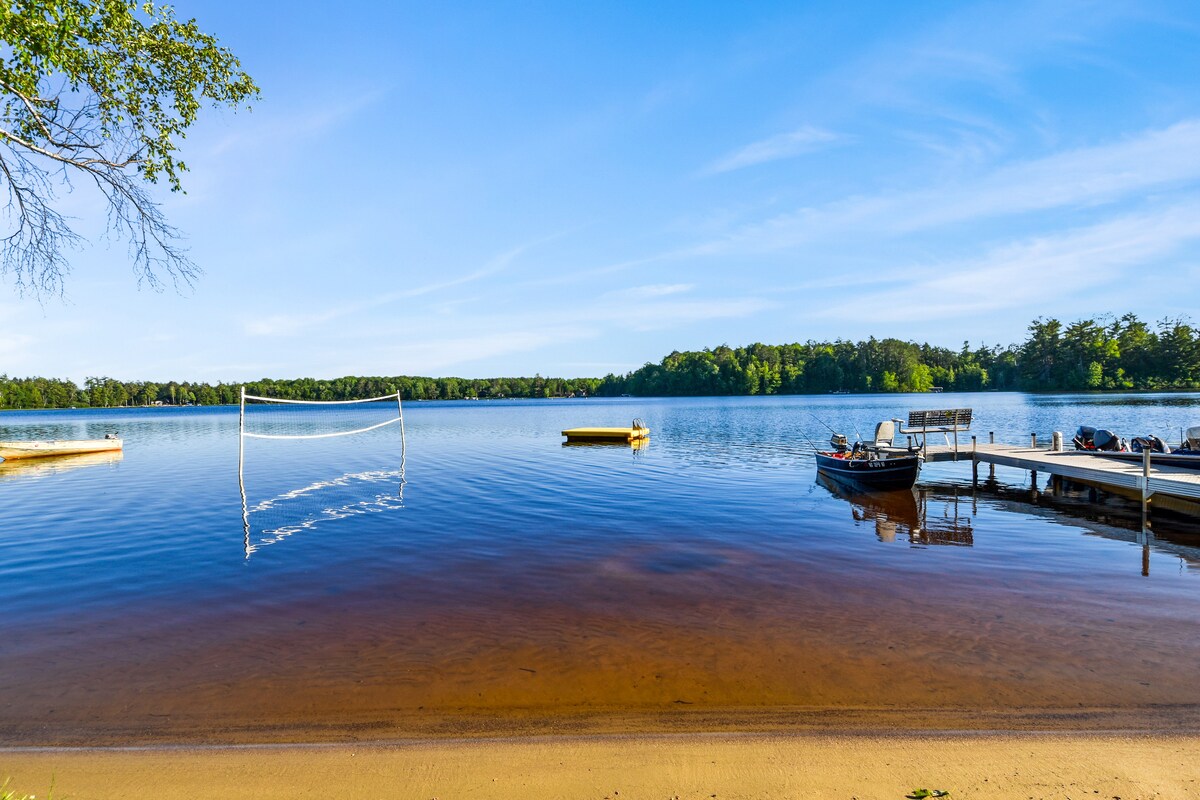 距离沙岸仅几步之遥的Northwoods Retreat