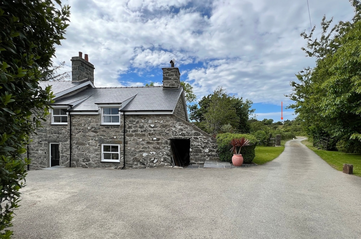 'The Nook' stone cottage in peaceful surroundings