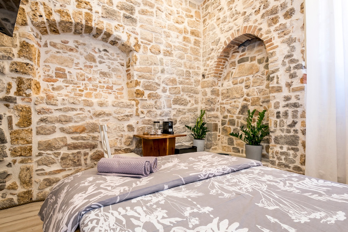Poletti 4 - 500年历史的石头房间