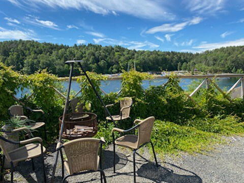 Sørlandsk idyll, hus med brygge og svømmebasseng