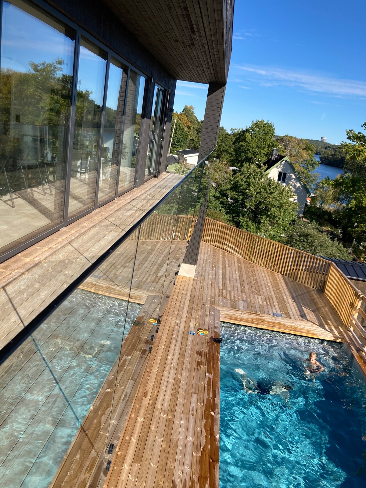 Modern villa vid vattnet med pool och bastu