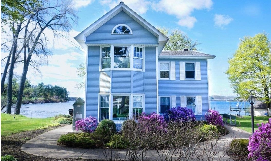 Beautifully renovated Lakefront 3 bedroom home