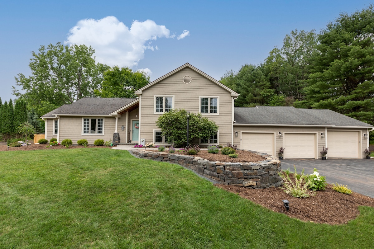 Spacious home, with gorgeous pool & outdoor space!