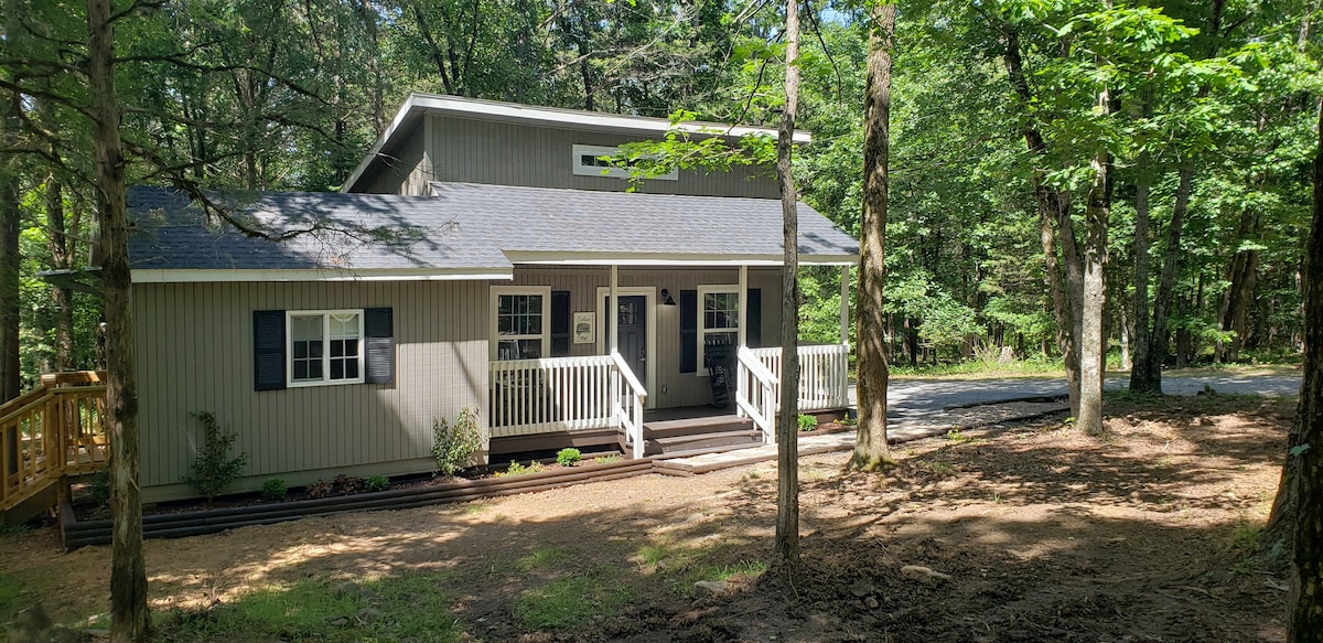 Charming Greers Ferry Lake Cottage