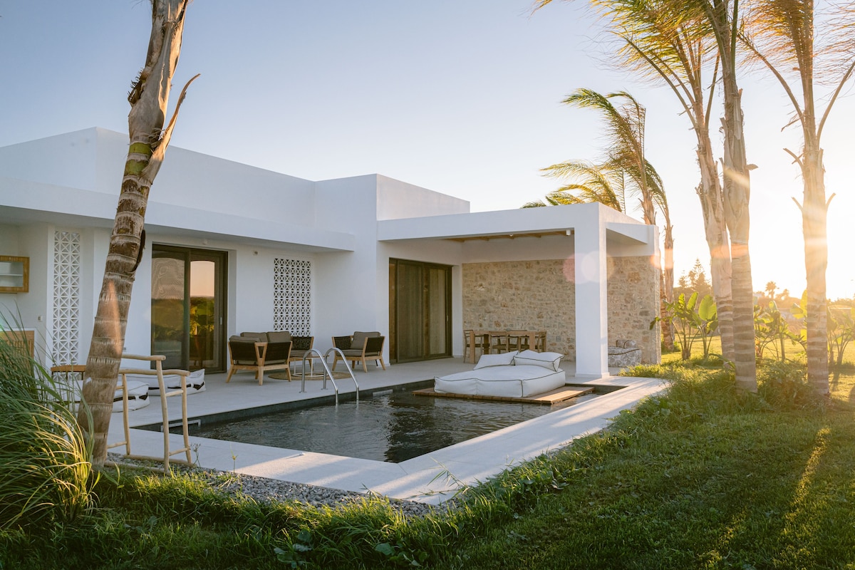 TAF Beach Villas with TESLA and heated Pool