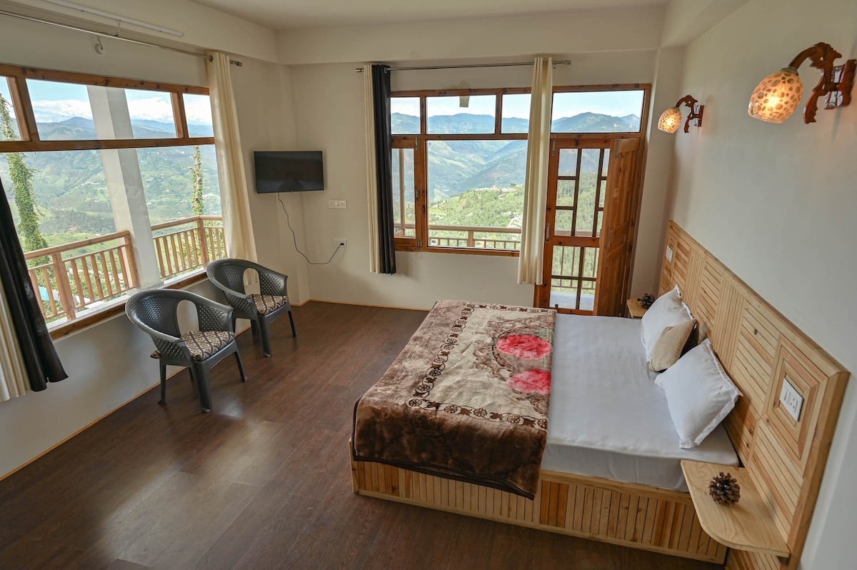1间宽敞的卧室，可欣赏山景和阳台