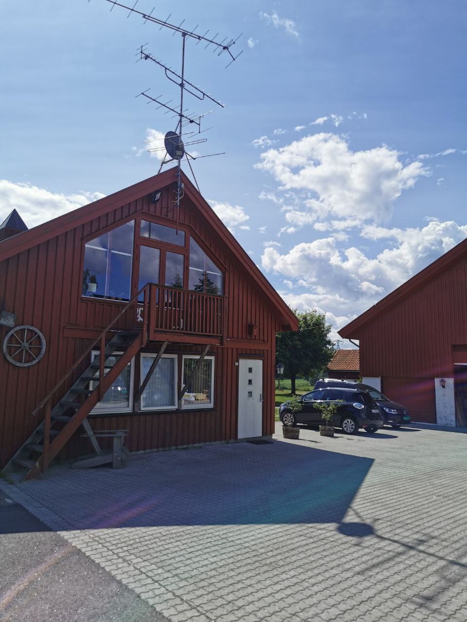 Gårds stue med åpen løsning 1 km fra torp flyplass