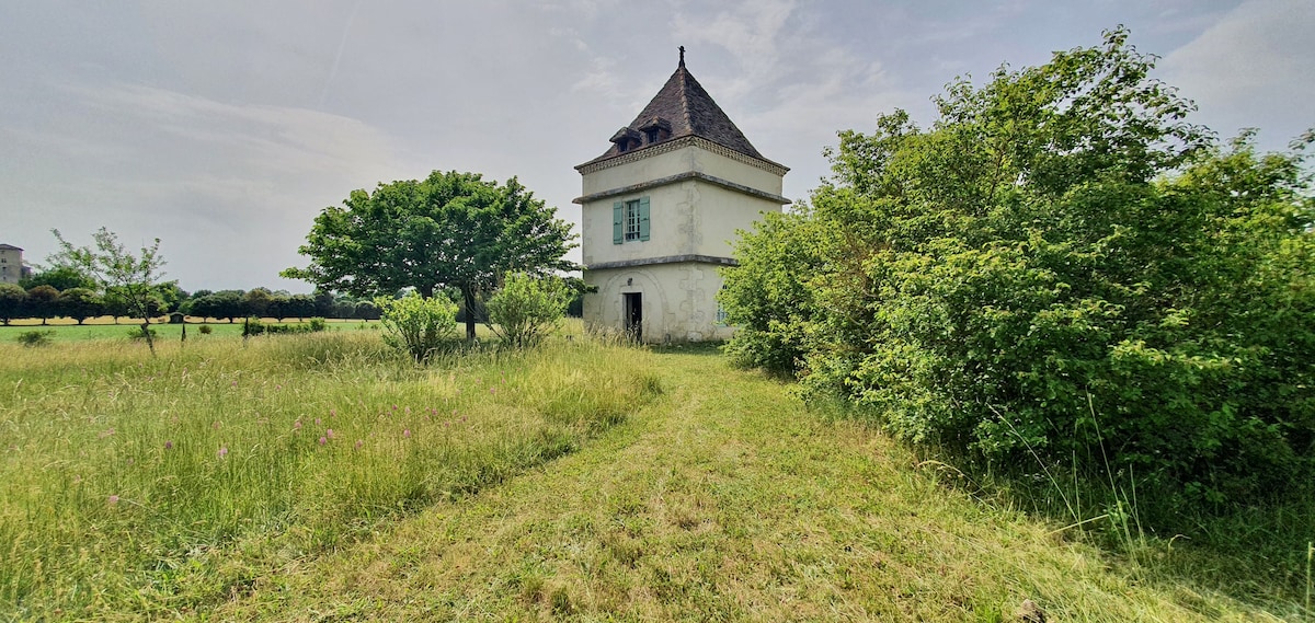 Pigeonnier au milieu des champs avec piscine