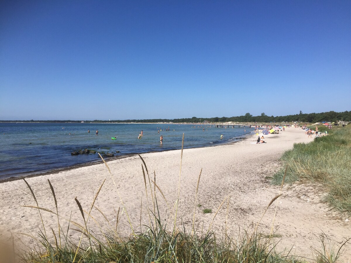 Lyxig poolvilla 100 m från stranden i Höllviken