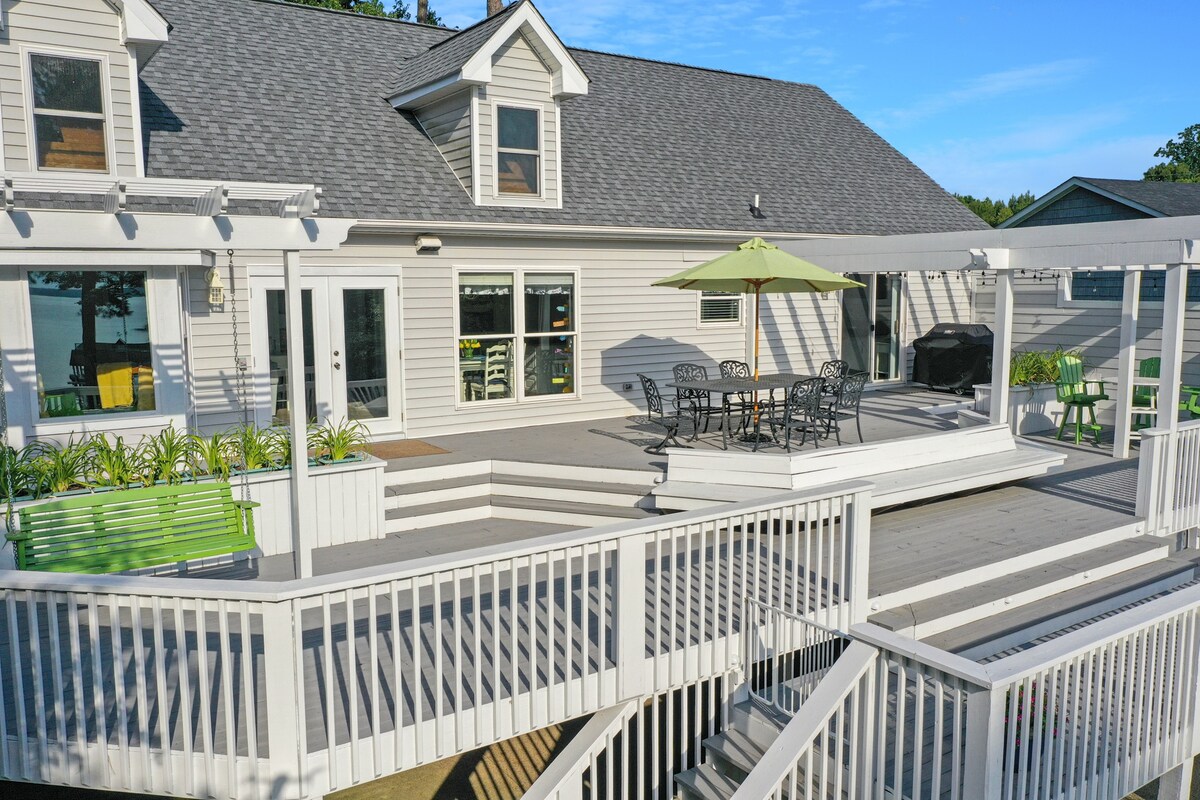 Lakefront, sunsets, dock, firepit, ping pong table