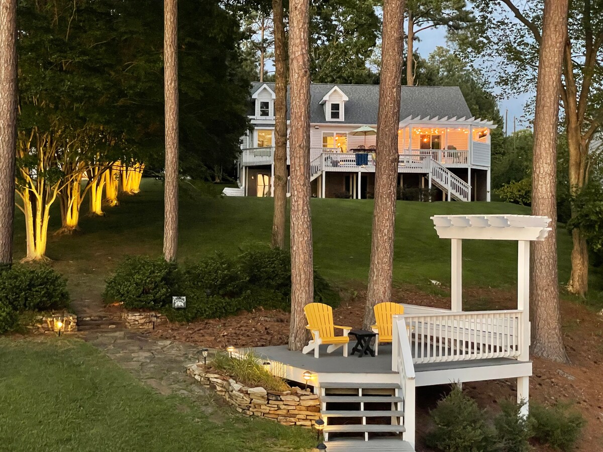 Lakefront, sunsets, dock, firepit, ping pong table