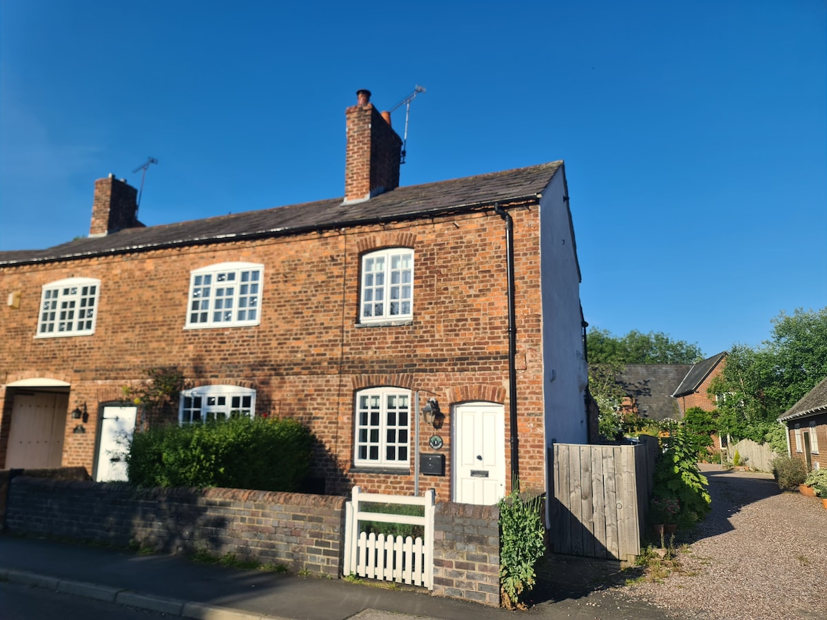 Stunning 2 bed cottage | Garden | Village location