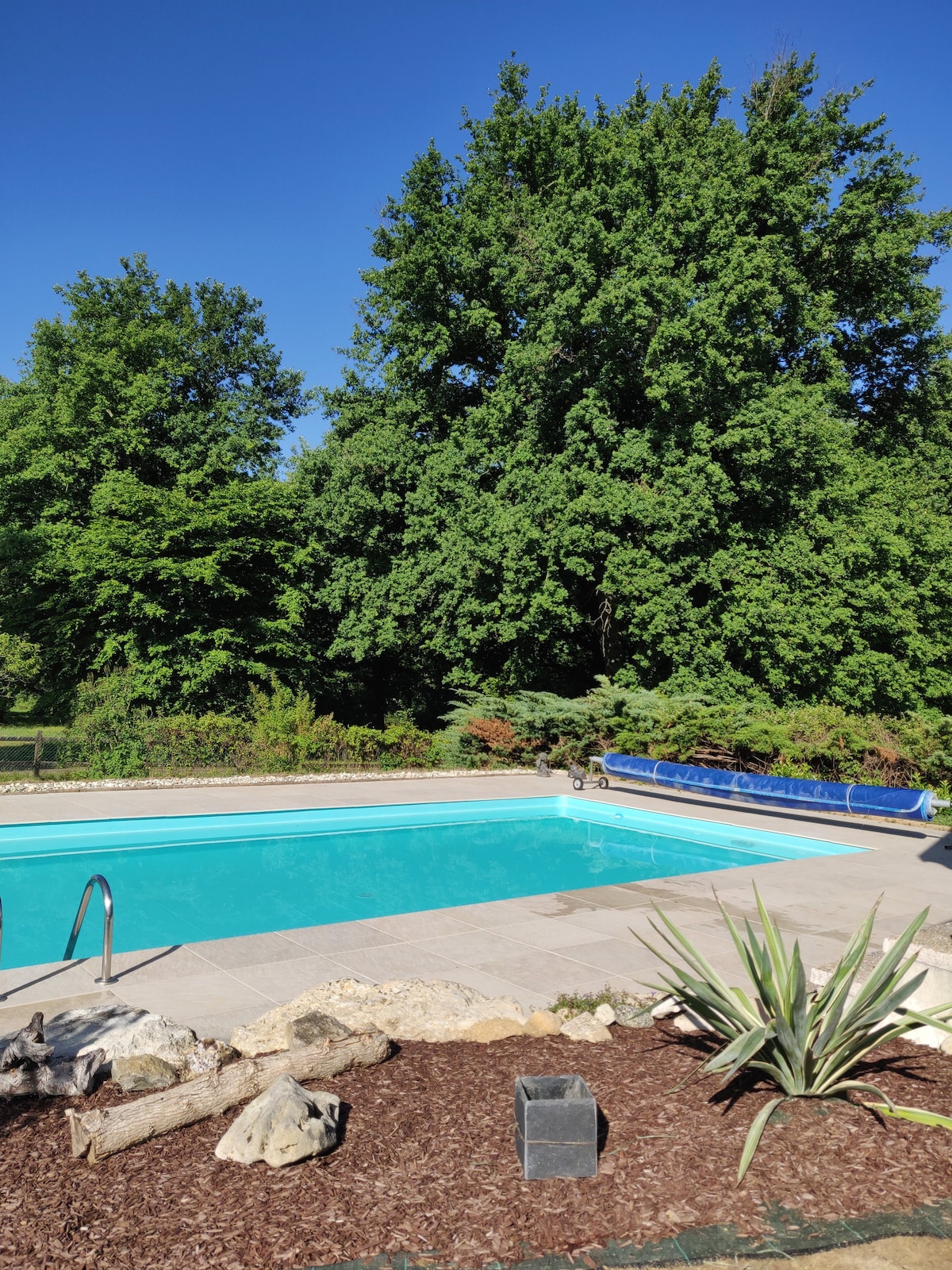 Jolie maison avec grand jardin arboré et piscine