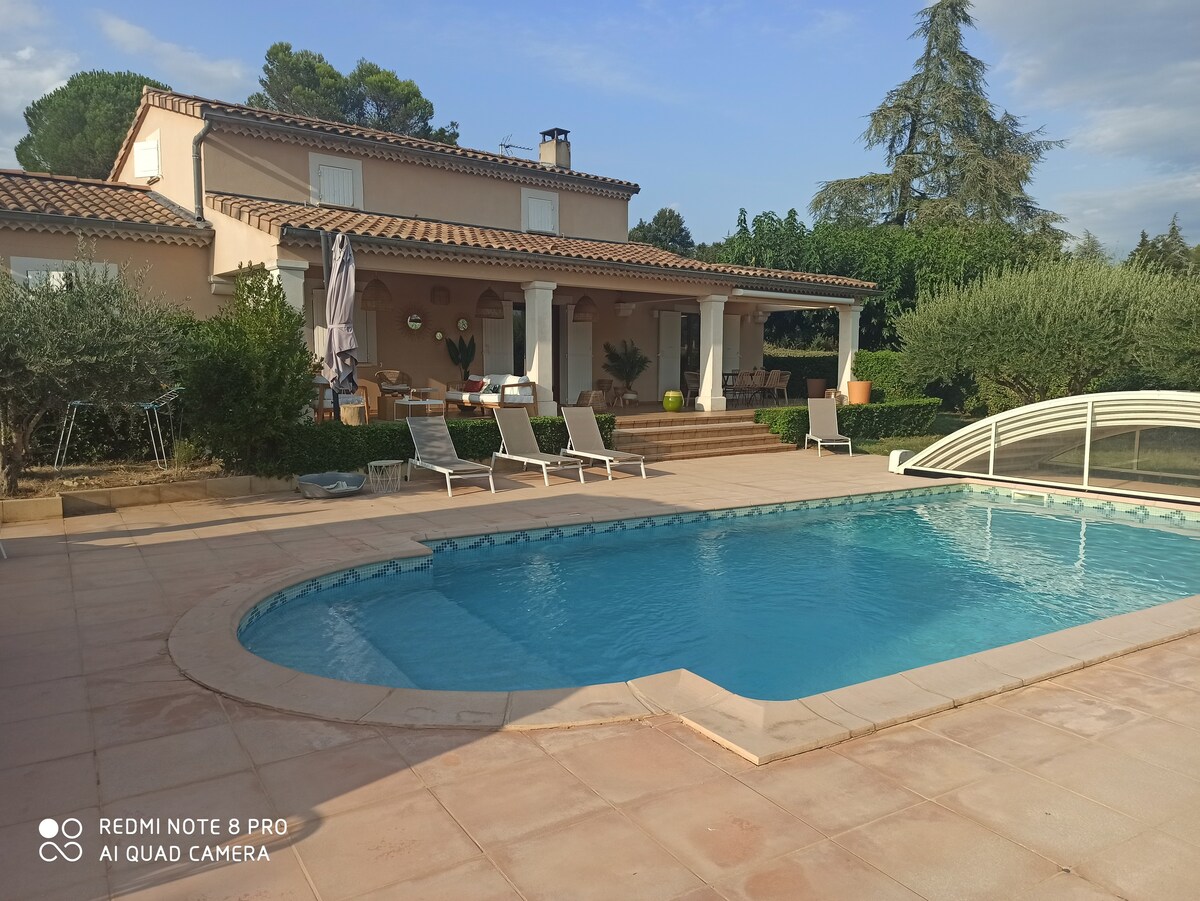 villa piscine en provence
