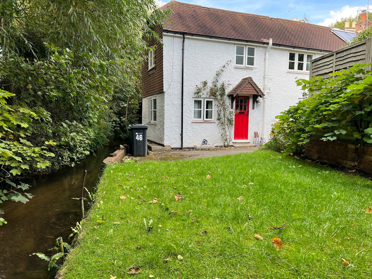 萨里山（ Surrey Hills ）河畔双卧室乡村小屋