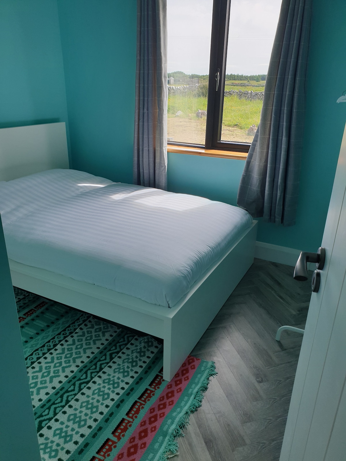 舒适的2张床，坐落在古老的Burren堡垒旁边