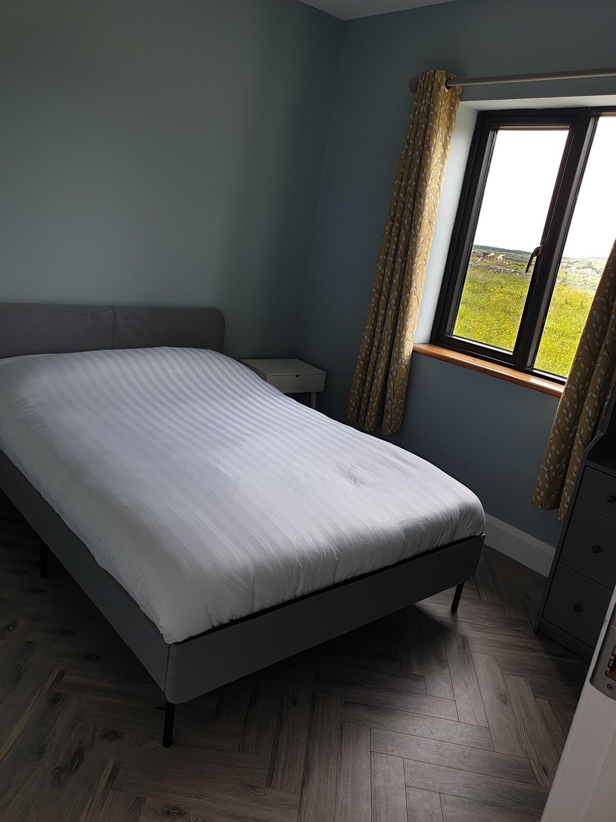 舒适的2张床，坐落在古老的Burren堡垒旁边
